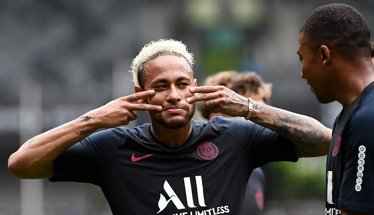 Pemain Paris Saint-Germain Neymar (kiri) bercanda dengan Kylian Mbappe saat sesi latihan jelang menghadapi Rennes dalam Trophee des Champions di Stadion Universiade Shenzhen, China, Jumat (2/8/2019). PSG akan menghadapi Rennes pada Sabtu, 3 Agustus 2019. (FRANCK FIFE/AFP)