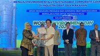 Direktur Sido Muncul, Irwan Hidayat menerima penghargaan yang diserahkan oleh Kepala BPOM RI, Penny Kusumastuti Lukito.
