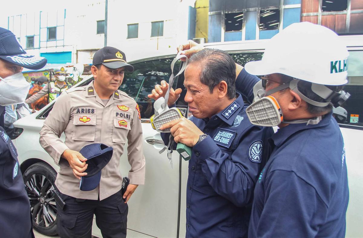 FOTO: KLH Segel Gudang Pestisida di Tangerang Selatan Terkait Pencemaran Sungai Cisadane