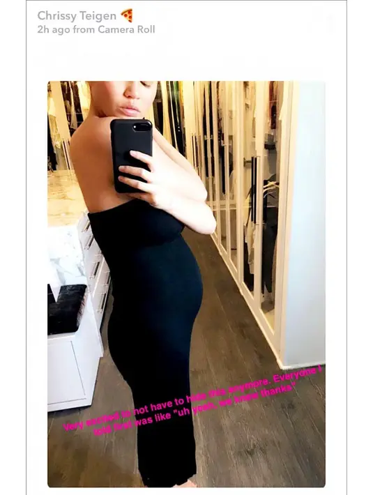 Di unggahannya, Chrissy tampak bermirror selfie dan menuliskan, “Sangat senang tidak menyembunyikan apapun. Siapapun yang ceritakan pertama kali berkata ‘ uh yeah, terima kasih kami diberitahu,” tulisnya. (Snapchat/chrissyteigen)