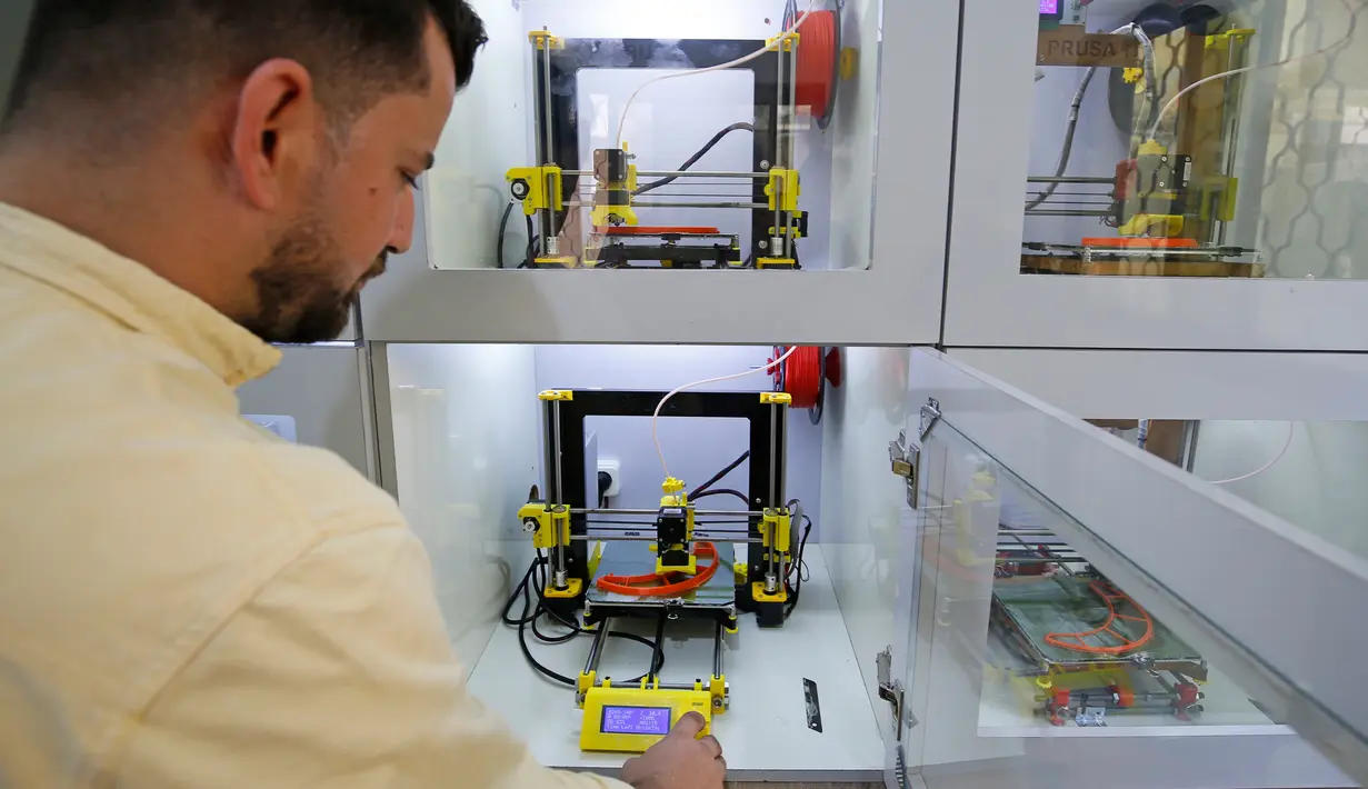 Sebuah printer 3D digunakan untuk membuat bingkai untuk pelindung wajah di bawah proyek Glia, yang menghasilkan pasokan medis murah untuk wilayah miskin, selama pandemi COVID-19 yang sedang berlangsung di Kota Gaza (13/7/2020). (AFP/Mohammed Abed)