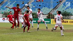 Pemain Timnas Indonesia U-19 berebut bola udara saat bertanding melawan Brunei Darussalam pada laga Piala AFF U-18 di Stadion Thuwunna, Yangon, Myanmar, Rabu (13/9/2017). Indonesia menang 8-0 atas Brunei Darussalam. (Liputan6.com/Yoppy Renato)