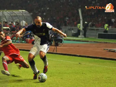 Full back Liverpool Jose Enrique berlari sambil membawa bola untuk melepas kejaran pemain Indonesia XI. (Liputan6.com/Helmi Fithriansyah)