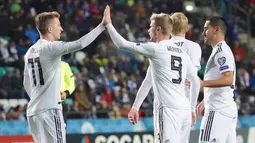 Penyerang Jerman, Timo Werner (9) berselebrasi dengan rekan-rekannya usai mencetak gol ke gawang Estonia pada pertandingan grup C kualifikasi Euro 2020 di Tallinn, Estonia (13/10/2019). Jerman menang telak 0-3 atas Estonia. (AFP Photo/Janek Skarzynski)