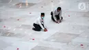 Petugas memasang tanda silang antar saf di Masjid Istiqlal, Jakarta Pusat, Selasa (2/6/2020). Masjid Istiqlal merupakan salah satu sarana ibadah yang dipersiapkan menerapkan prosedur standar new normal atau kenormalan baru. (Liputan6.com/Faizal Fanani)