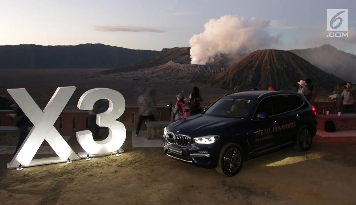 BMW All New X3 dengan latar belakang Gunung Bromo saat berlangsungnya BMW Media Driving Experience 2018 di Taman Nasional Bromo Tengger Semeru, Pasuruan, Jawa Timur, Rabu (9/5). (Liputan6.com/Pool/BMW)