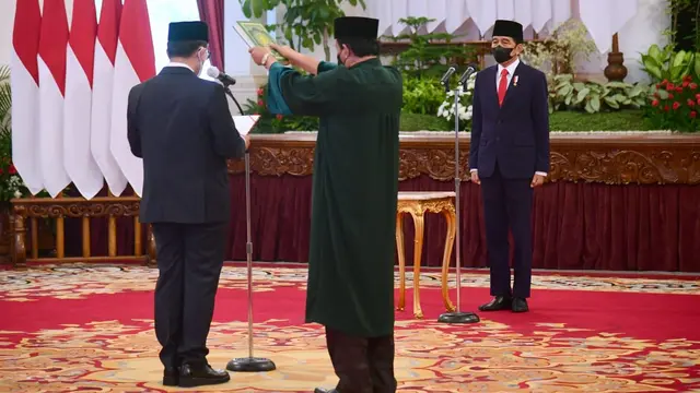 Presiden Joko Widodo (Jokowi) menyaksikan pengucapan sumpah jabatan Ivan Yustiavandana sebagai Kepala Pusat Pelaporan dan Analisis Transaksi Keuangan (PPATK) Masa Jabatan Tahun 2021-2026. Foto: (Muchlis Jr - Biro Pers Sekretariat Presiden)