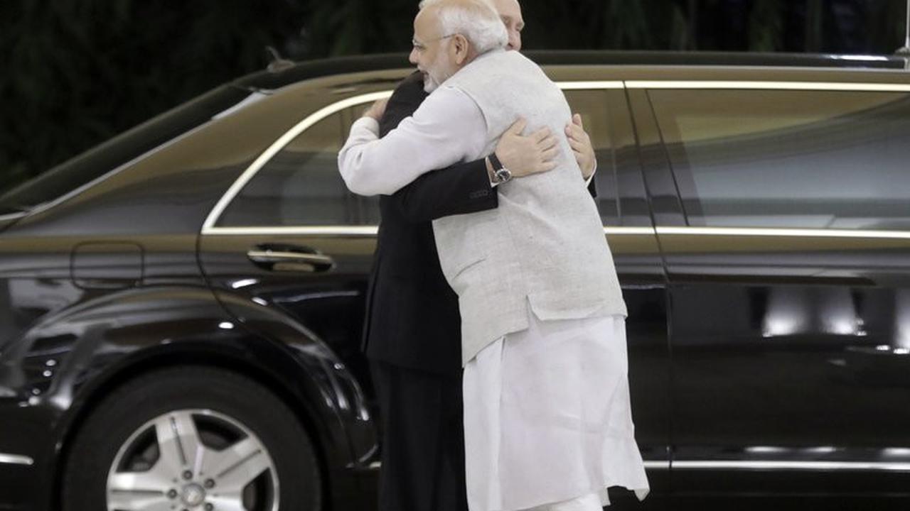 Presiden Vladimir Putin berpelukan dengan Perdana Menteri Narendra Modi dalam kunjungan Rusia selama dua hari di India (AP/Mikail Metzel)