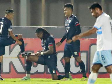 Arema FC memenangi Derbi Jatim melawan Persela Lamongan dengan skor telak 3-0 dalam laga pekan ke-6 BRI Liga 1 2021/2022 di Stadion Madya, Jakarta, Minggu (3/10/2021). Dua dari tiga gol kemenangan Singo Edan dicetak oleh striker asal Portugal, Carlos Fortes. (Bola.com/M Iqbal Ichsan)