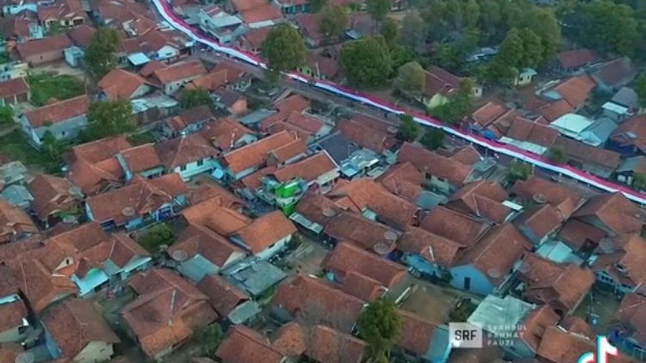 Aksi Warga di Desa Lemahsugih Majalengka Semarakkan HUT RI ke-79, Tutup Jalanan dengan Bendera Merah Putih