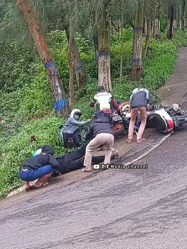 Aksi Relawan Penolong Motor Tak Kuat Nanjak di Tanjakan Sikut