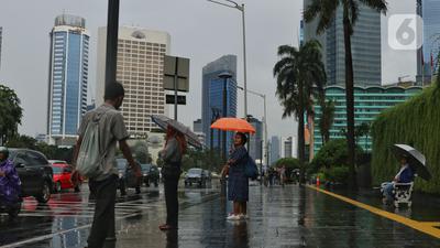 Prakiraan Cuaca BMKG, Sejumlah Kota Besar Berpotensi Hujan hingga Kabut