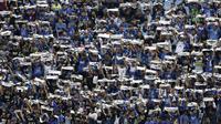 Suporter Persib Bandung, Bobotoh, memberikan dukungan saat melawan TIRA Persikabo pada laga Piala Presiden 2019 di Stadion Si Jalak Harupat, Bandung, Sabtu (2/3). Persib kalah 1-2 dari TIRA. (Bola.com/Yoppy Renato)