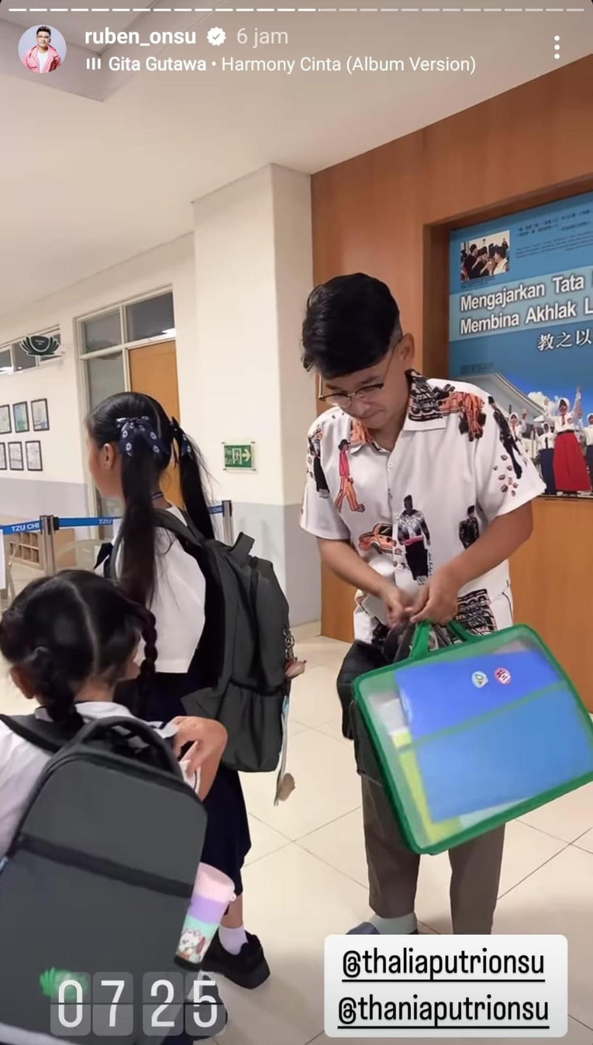 Potret Ruben Onsu Semangat Antar Thalia dan Thania Sekolah