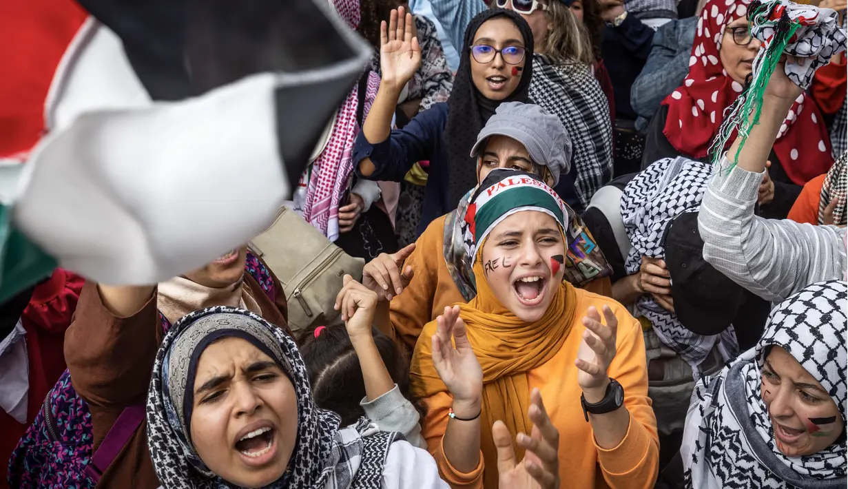 Ribuan pengunjuk rasa turun ke jalan di beberapa ibu kota Timur Tengah untuk mendukung warga Palestina di tengah serangan udara Israel di Gaza sebagai pembalasan atas serangan mendadak Hamas pada 7 Oktober. (FADEL SENNA / AFP)