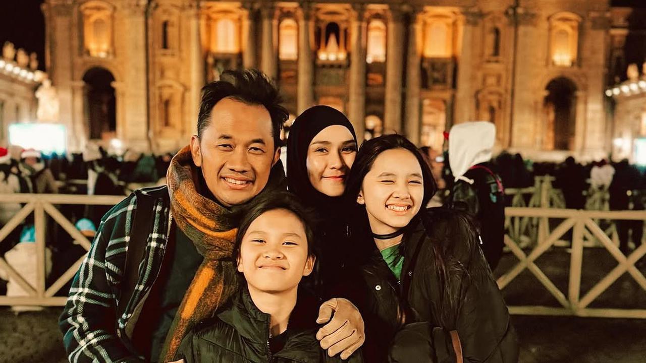 Potret Liburan Keluarga Hanung Bramantyo dan Zaskia Adya Mecca Liburan di Kota Vatikan
