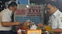 Gubernur DKI Jakarta Anies Baswedan dan wakilnya Ahmad Riza Patria makan bareng nasi kapau di kawasan Kramat, Senen, Jakarta Pusat. (Twitter @BangAriza