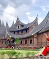 Ira Wibowo unggah keseruan berkunjung ke Sumatera Barat dan menggunakan busana adat Minang [@irawbw]