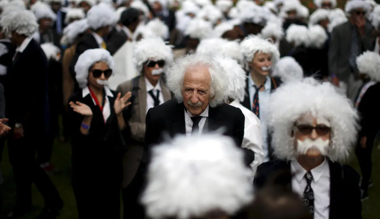 Pria bernama Benny Wasserman (tengah) berdiri dengan ratusan orang berpakaian Albert Einstein untuk memecahkan rekor dunia Guinness dalam peraga Einstein terbanyak  di Los Angeles, California ,Amerika, 27 Juni 2015. (REUTERS/Lucy Nicholson) 