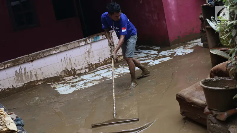 Pasukan Oranye dan Biru Bersihkan Lumpur Sisa Banjir