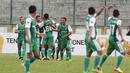 Selebrasi pemain PS TNI usai Irfandy Zein Alzubeidy mencetak gol ke gawang Mitra Kukar pada laga Torabika Soccer Championship 2016 presented by IM3 Ooredoo di Stadion Siliwangi, Bandung, Sabtu (14/5/2016). (Bola.com/Nicklas Hanoatubun)