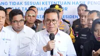 Menteri Perdagangan Budi Santoso saat memimpin ekspose produk keramik impor yang diduga tidak sesuai ketentuan di kompleks pergudangan Gundih, Bubutan, Surabaya, Jawa Timur.