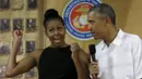 Presiden AS Barack Obama bersama ibu negara Michelle Obama memberikan pidato kepada anggota Marine Corps Base Hawaii saat resepsi Natal di Kaneohe Bay, Hawaii (25/12/2015). (REUTERS/Jonathan Ernst)