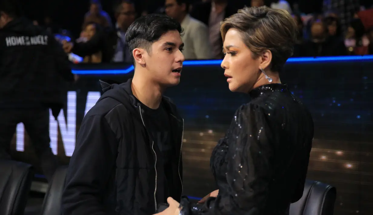 Maia Estianty acara Grand Final Indonesian Idol X, Senin (24/2/2020) malam. (Adrian Putra/Fimela.com)