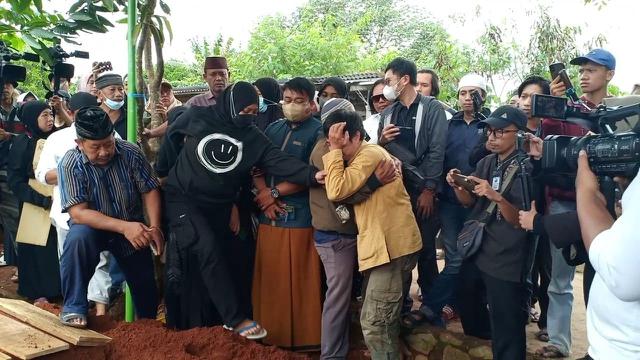 Jenazah Abdul Hamid alias Pak Ogah dikebumikan di TPU Jatirasa, Bekasi, Kamis (28/12/2022) Foto: Liputan6.com - M. Altaf Jauhar