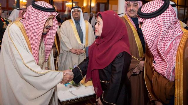 Raja Salman dan Menko PMK RI Puan Maharani dalam Festival Janadriyah di Riyadh (20/12) (sumber: KBRI Riyadh)