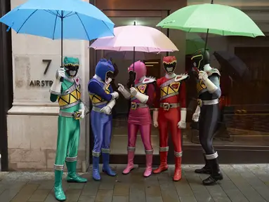 Sejumlah orang berpakaian karakter pahlawan, Power Rangers saat mengikuti Hamleys Natal Toy Parade di Regent Street di London, Inggris (20/11). Parade ini menghadirkan sejumlah karakter kartun dan mainan yang populer dikalangan anak. (AFP/Niklas Halle'n)