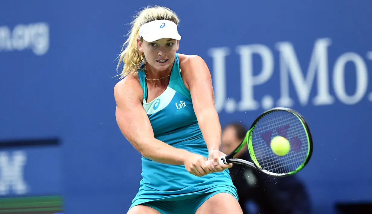Aksi CoCo Vandeweghe mengembalikan bola ke arah Karolina Pliskova pada laga perempat final tunggal putri AS terbuka 2017 di USTA Billie Jean King National Tennis Center, (6/9/2017). Karolina kalah 6-7, 3-6. (AFP/Jewel Samad)