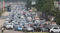 Suasana arus lalu lintas yang terlihat macet di kawasan Bundaran HI, Jakarta, Rabu (6/9). Kemacetan parah terjadi akibat ribuan massa aksi yang menutup jalan saat unjuk rasa di kantor Kedubes Myanmar. (Liputan6.com/Immanuel Antonius)