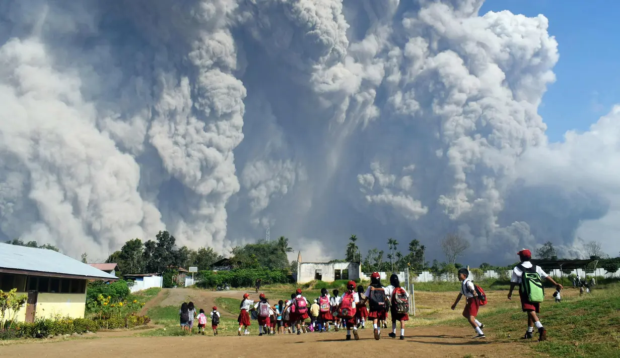 Aktivitas anak-anak di sekolah dasar Sipandak di desa Tiga Pancur di Karo, Sumatra Utara (19/2). Gunung Sinabung kembali menyemburkan abu vulkanik tebal dengan tinggi kolom 5.000 meter. (AFP Photo/Anto Sembiring)