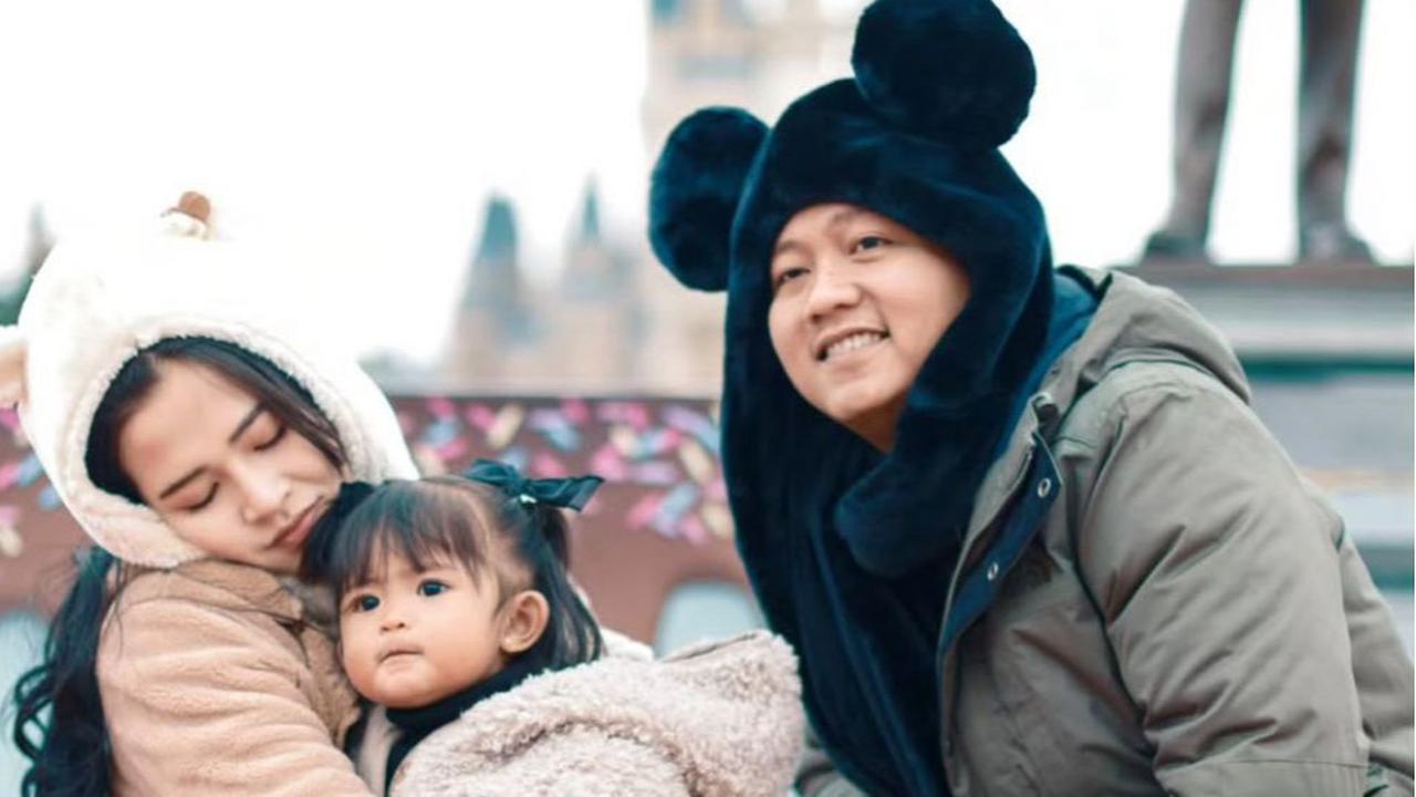 Diwarnai Kegemasan Cunda, 7 Momen Keseruan Denny Caknan dan Bella Bonita Ajak Anak Liburan ke Disneyland Jepang