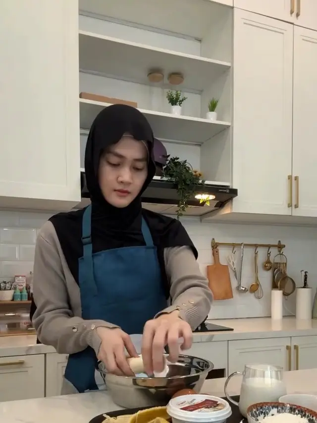 Henny Rahman Pilih Buat Kue Ulang Tahun Sendiri untuk Sang Putra. (instagram/hennyyrahman)