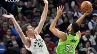 Karl-Anthony Towns memasukkan bola saat Timberwolves melawan Raptors (AP)