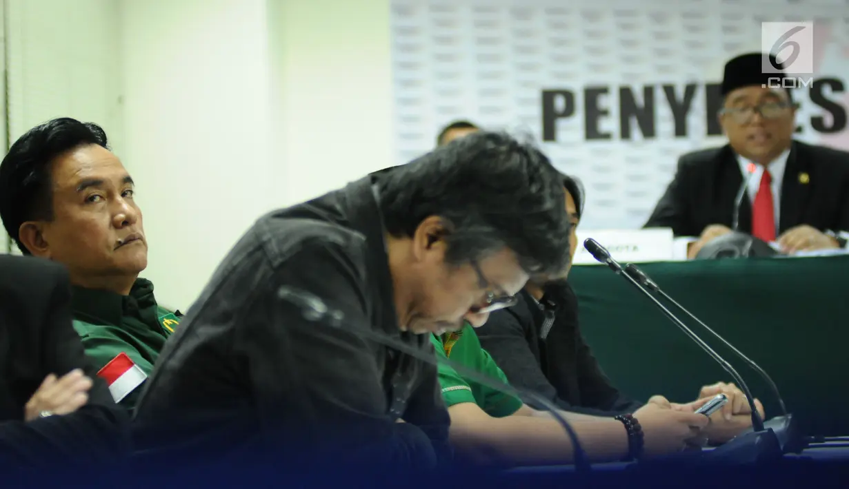 Ketum Partai Bulan Bintang, Yusril Ihza Mahendra (kiri) menyimak putusan sidang adjudikasi yang dibacakan anggota majelis Bawaslu di Jakarta, Minggu (4/3). Bawaslu mengabulkan permohonan gugatan PBB terhadap KPU. (Liputan6.com/Helmi Fithriansyah)