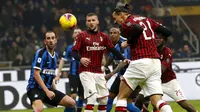 Striker AC Milan, Zlatan Ibrahimovic, mencetak gol ke gawang Inter Milan pada laga Serie A di Stadion San Siro, Minggu (9/2/2020). Inter Milan menang 4-2 atas AC Milan. (AP/Antonio Calanni)