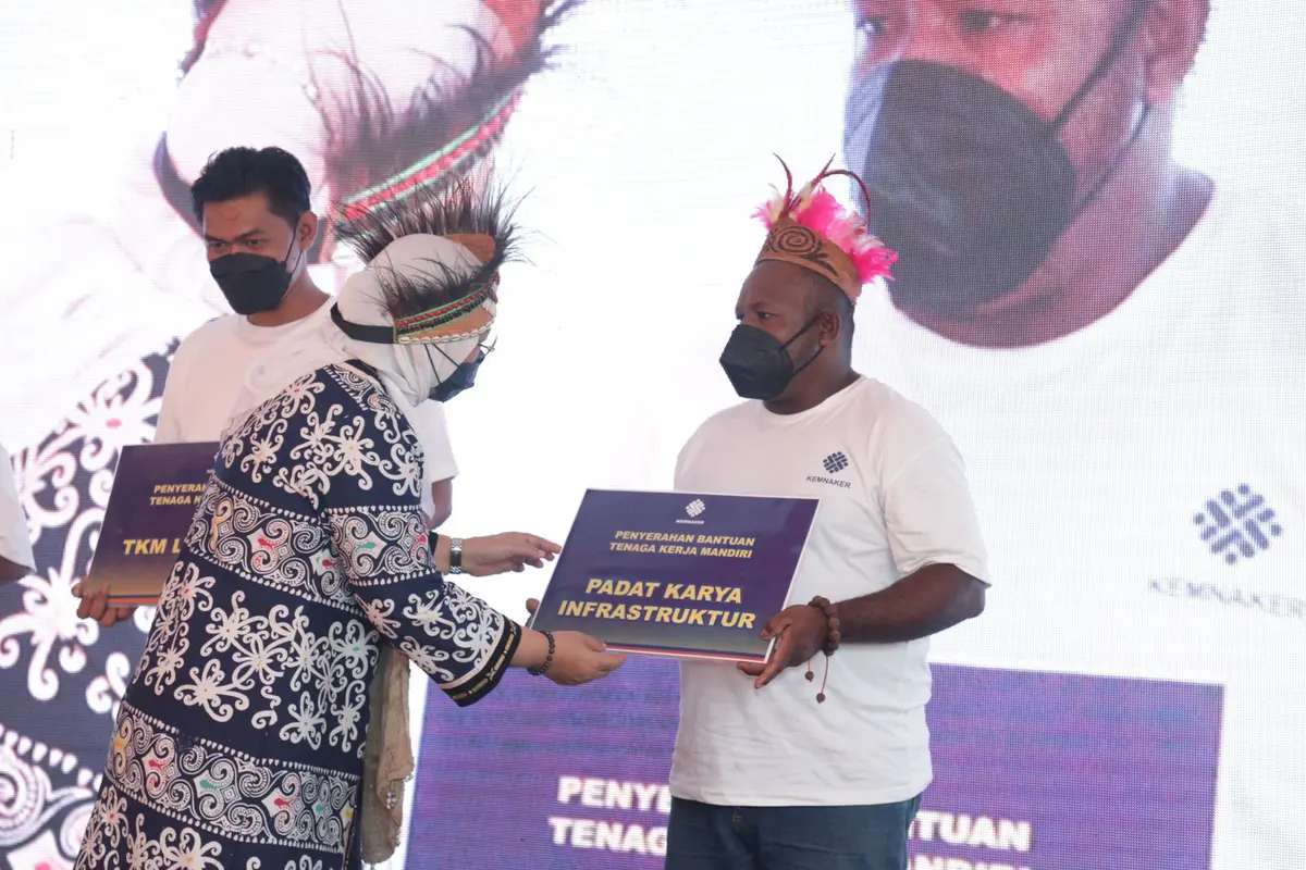 Menteri Tenaga Kerja Ida Fauziyah menyerahkan bantuan di Papua. (Istimewa)