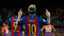 Penyerang Barcelona, Lionel Messi melakukan selebarasi setelah mencetak gol ketiganya pada pertandingan Liga Champion, FC Barcelona kontra Manchester City di stadion Camp Nou, Barcelona, Spanyol, Rabu (19/10). (Reuters/Albert Gea)