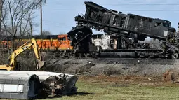 Rangkaian kereta barang terhempas ke luar rel menyusul kecelakaan yang terjadi di Georgetown, Kentucky, Amerika Serikat, Senin (19/3). Empat orang terluka dalam kecelakaan kereta barang tersebut. (AP Photo/Timothy D. Easley)
