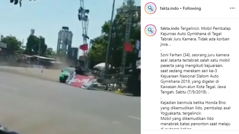 terlihat detik-detik mobil balap di ajang Kejurnas Auto Gymkhana yang berlangsung di Tegal, Jawa Tengah menabrak pagar pembatas dan melukai seorang juru kamera.