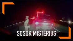 Baru-baru ini beredar sebuah video yang menunjukkan sosok misterius muncul di tengah jalan yang diduga terjadi di Tol Cipali. Sebuah mobil sampai menghindari sosok tersebut.