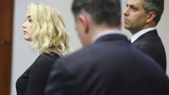 Amber Heard dalam persidangan melawan Johnny Depp, 1 Juni 2022. (Court TV, via AP, Pool)