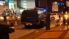 Tim Jihandak dari Brimob Polda Gorontalo dengan mengenakan pakaian anti bom meledakkan tas ini