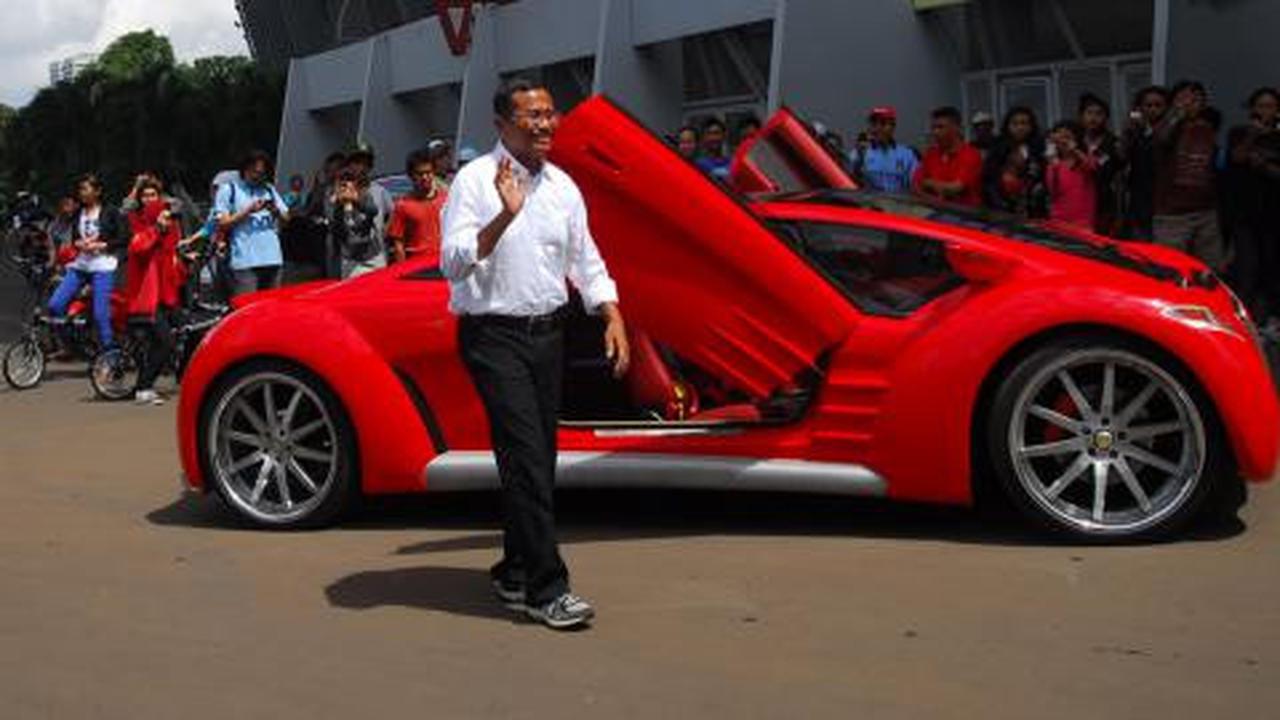 Aksi Dahlan Iskan dengan mobil listrik Ahmadi dan Tucuxi