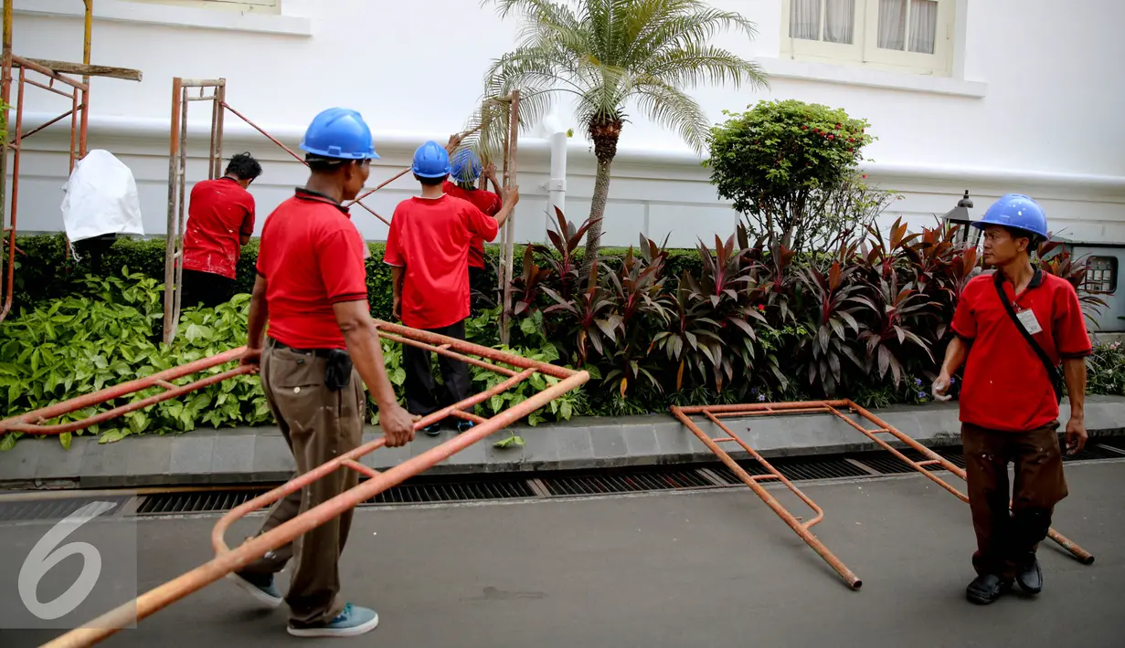 Pekerja melakukan pengecatan dinding Istana Negara di Kompleks Istana Kepresidenan, Jakarta, Rabu (19/8). Pengecatan tersebut merupakan kegiatan perawatan rutin dari sejumlah bangunan bersejarah yang ada di Istana Kepresidenan.(Liputan6.com/Faizal Fanani)