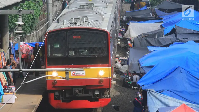 Ekstrem, Pasar Dadakan Ini Digelar di Pinggir Rel Kereta yang Masih Aktif