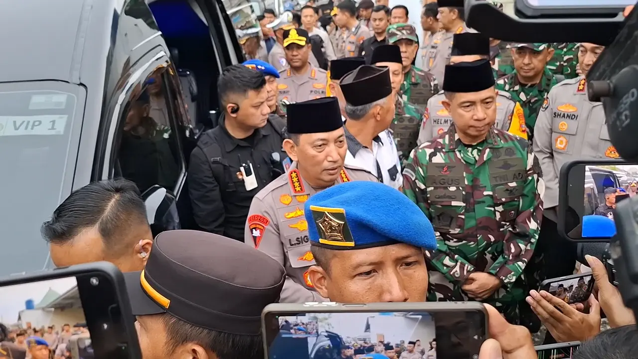 Kapolri Jenderal Listyo Sigit Prabowo bersama Panglima TNI Jenderal Agus Subiyanto mengunjungi rumah duka Briptu Anumerta M Ghalib Surya Ganta. Foto : (Liputan6.com/Ardi).